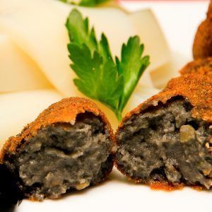 Croqueta de calamar en su tinta